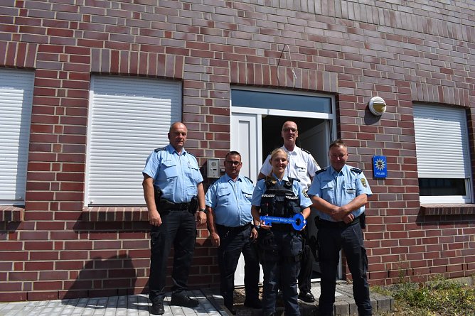 Symbolische Schlüsselübergabe für den neuen Arbeitsplatz (Foto: Polizei Mansfeld-Südharz ) Symbolische Schlüsselübergabe für den neuen Arbeitsplatz (Foto: Polizei Mansfeld-Südharz )