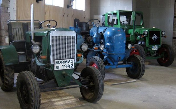 Traktoren und Schlepper im Heringer Schloss (Foto: U. Hoffmann)