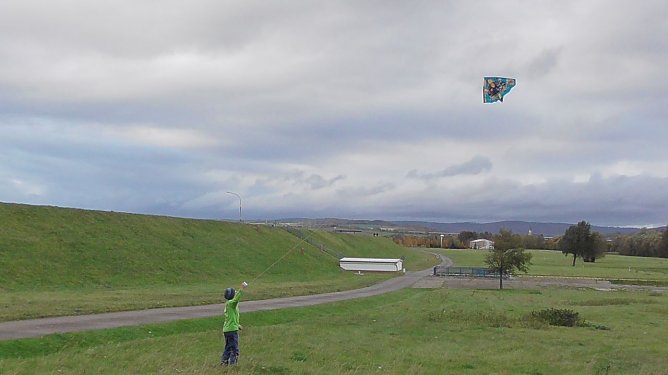 Drache über dem Stausee (Foto: Ulrich Reinboth) Drache über dem Stausee (Foto: Ulrich Reinboth)