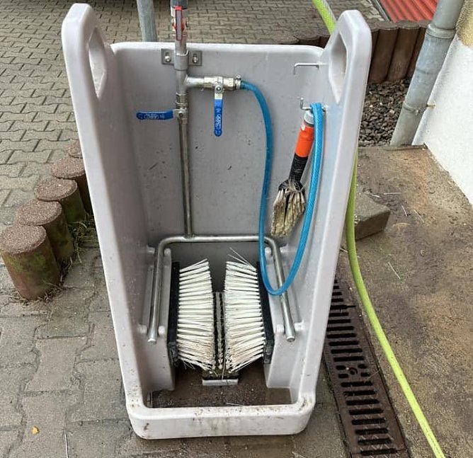 Die Stiefelwaschanlage der freiwilligen Feuerwehr in Berga macht aus "Dreckbotten" schnell wieder blitzende Gummistiefel (Foto: S.Dietzel)