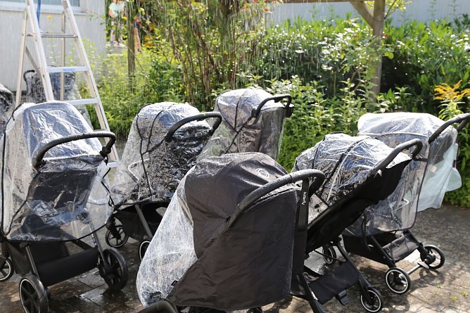 Buggys im Beregnungstest (Foto: Stiftung Warentest)