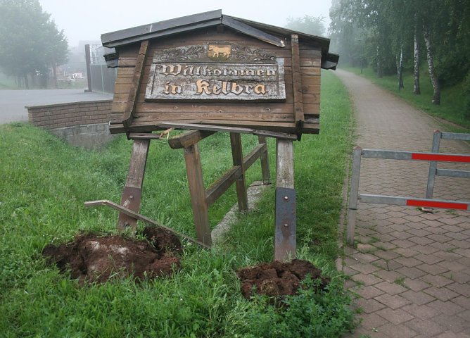 Umgefahren und aus dem Boden gerissen - das Ortseingangsschild von Kelbra wurde "entwurzelt" (Foto: Ulrich Reinboth)