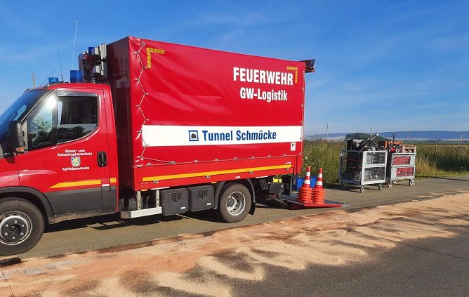 Kraftstoff muss auf der A71 geborgen werden: Vollsperrung! (Foto: Feuerwehr/Silvio Dietzel) Kraftstoff muss auf der A71 geborgen werden: Vollsperrung! (Foto: Feuerwehr/Silvio Dietzel)