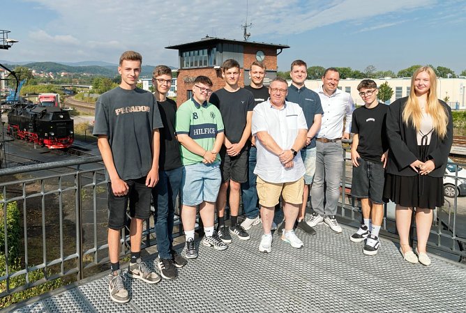 Start ins Berufsleben bei den Harzer Schmalspurbahnen (v.l.n.r.): Hannes Matteo B&ouml;hm, Benjamin Friedrich, Liam Ackert, Alexander Pohl, Dustin Ren&eacute; Steube, Tom Wei&szlig;enfeld (HSB-Ausbilder), Jean Pascal Friedrich, Norman Wolf (HSB-Ausbilder), Janno Noel Egler und Finja Fischer. (Foto: HSB/Dirk Bahnsen)