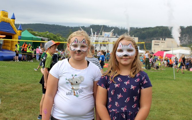 Auch diese beiden Katzendamen hatte ihren Spa&szlig; (Foto: oas)