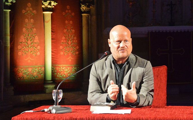 Christof Weigold liest beim "Mordsharz" in Nordhausen (Foto: Christian Dolle)