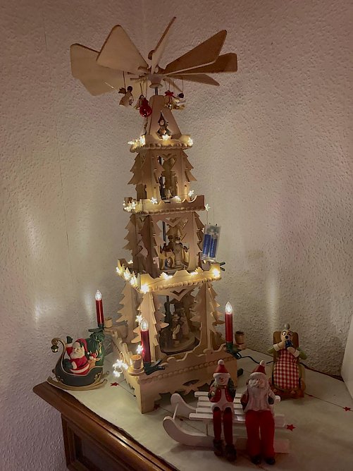 Leuchtende Weihnachtspyramide in der Adventszeit (Foto: Gudrun Oesterheld)
