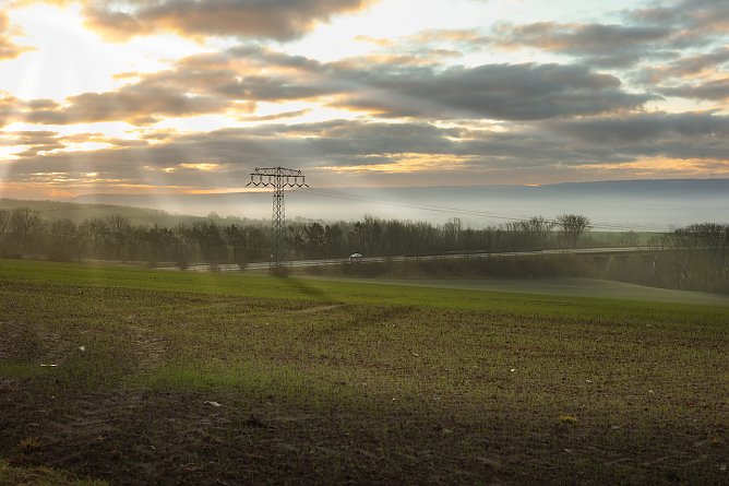 Schern bei Wipperdorf mit Blickrichtung zum Kyffhäuser. (Foto: D. Sakhrouf) Schern bei Wipperdorf mit Blickrichtung zum Kyffhäuser. (Foto: D. Sakhrouf)