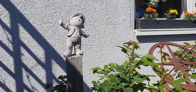 Vorgarten im Frühling (1) (Foto: H. Liesegang) Vorgarten im Frühling (1) (Foto: H. Liesegang)