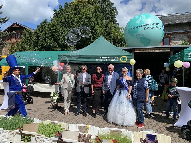  v.l.n.r.: 1. S&uuml;dharzk&ouml;nigin Katrin I.; Staatssekret&auml;r Dr. Eichner, Ministerium f&uuml;r Wissenschaft, Energie, Klimaschutz und Umwelt des Landes Sachsen-Anhalt; Dr. Urte Bachmann, Biosph&auml;renreservat Karstlandschaft S&uuml;dharz; B&uuml;rgermeister der Gemeinde S&uuml;dharz, Peter Kohl; 6. S&uuml;dharzer Karstk&ouml;nigin Ivonne I.; Iris Brauner, S&uuml;dharzer Karstlandschaft e.V.    (Foto: Biosph&auml;renreservat Karstlandschaft )