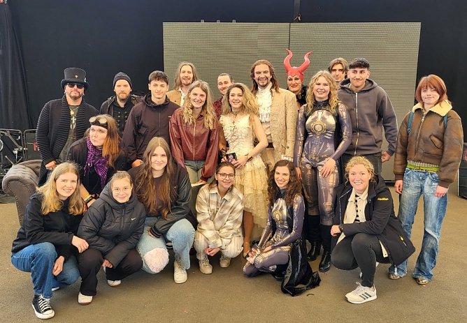 Gruppenfotos mit dem Ensemble waren nach der Vorstellung sehr beliebt (Foto: M.Manthey) Gruppenfotos mit dem Ensemble waren nach der Vorstellung sehr beliebt (Foto: M.Manthey)