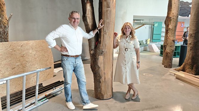 Gunnar Reuter, Gesch&auml;ftsf&uuml;hrer der Service GmbH und Standortleiterin Veronika T&ouml;pfer (Foto: nnz)