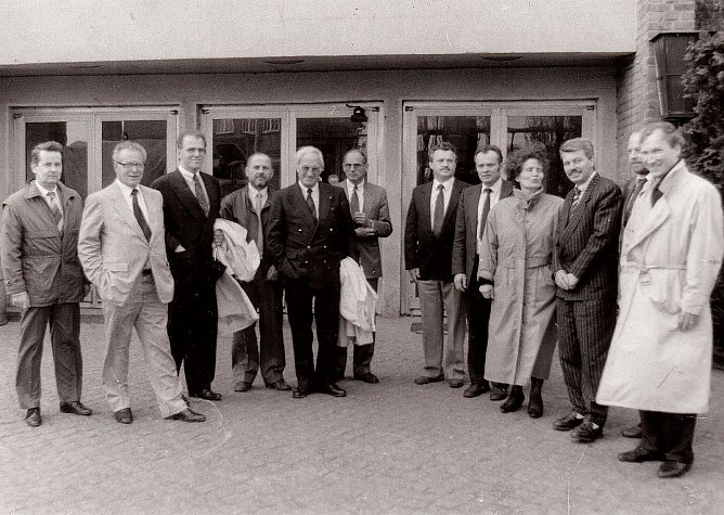 Der erste Aufsichtsrat der IFA-Motorenwerke Nordhausen GmbH vor der Privatisierung, sechster von links Dr.Rottmann (Foto: IFA Museum)