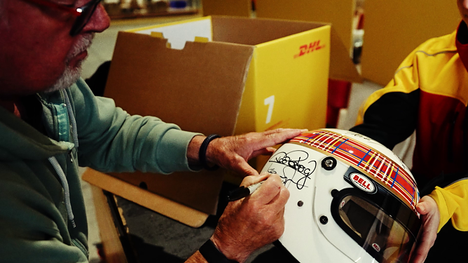 Formel 1 Helm wird signiert (Foto: DHL)