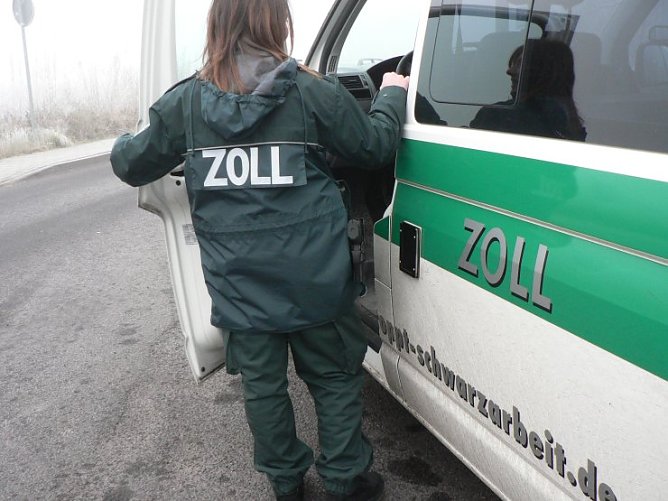 Gegen Schwarzarbeit vorgehen (Foto: Zoll) Gegen Schwarzarbeit vorgehen (Foto: Zoll)