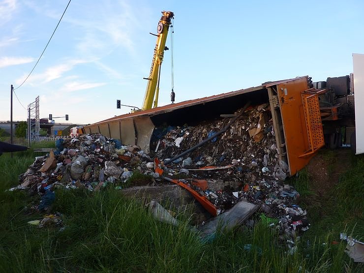 Umgekippter Lkw blockierte B4