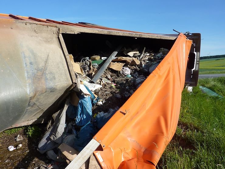 Umgekippter Lkw blockierte B4