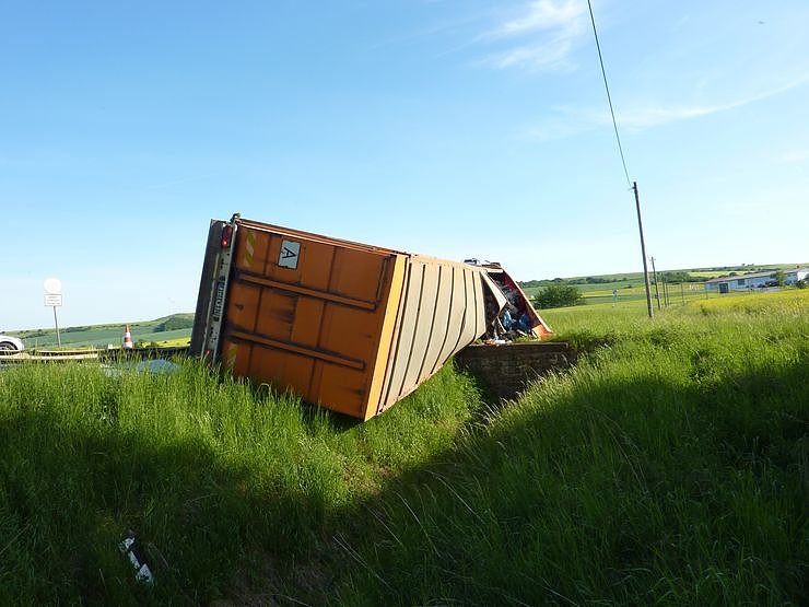 Umgekippter Lkw blockierte B4