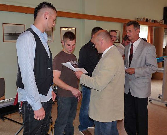 Zeugnisse &uuml;bergeben