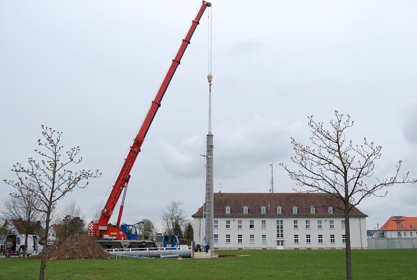 Mast aufgestellt