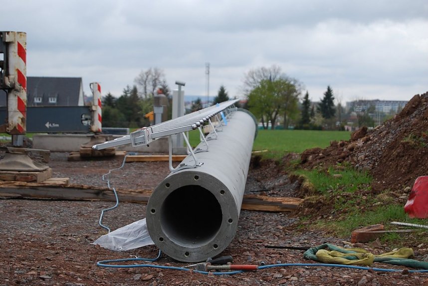 Mast aufgestellt