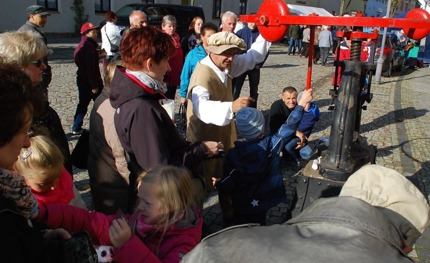 1. M&uuml;nzmeister Willi Horka erkl&auml;rt, wie ihm der Junge an der M&uuml;nzpresse helfen kann. 