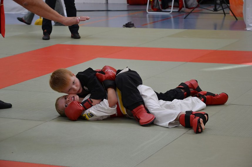 Jorik Naumann beim entscheidenden Kampf, der ihm den Meistertitel im Jiu Jitsu in der Alterklasse Jugend F 6 bis 8 Jahre einbrachte.