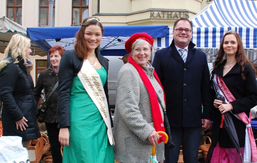 Der Landkreis zu Gast. Gruppenfoto vor dem Rathaus mit Zwiebelk&ouml;nigin Anna-Maria L&ouml;wig, Eislebens B&uuml;rgermeisterin Jutta Fischer, Hettstedts B&uuml;rgermeister Danny Kavalier und Sangerhausens Rosenk&ouml;nigin Doreen II. (von links)