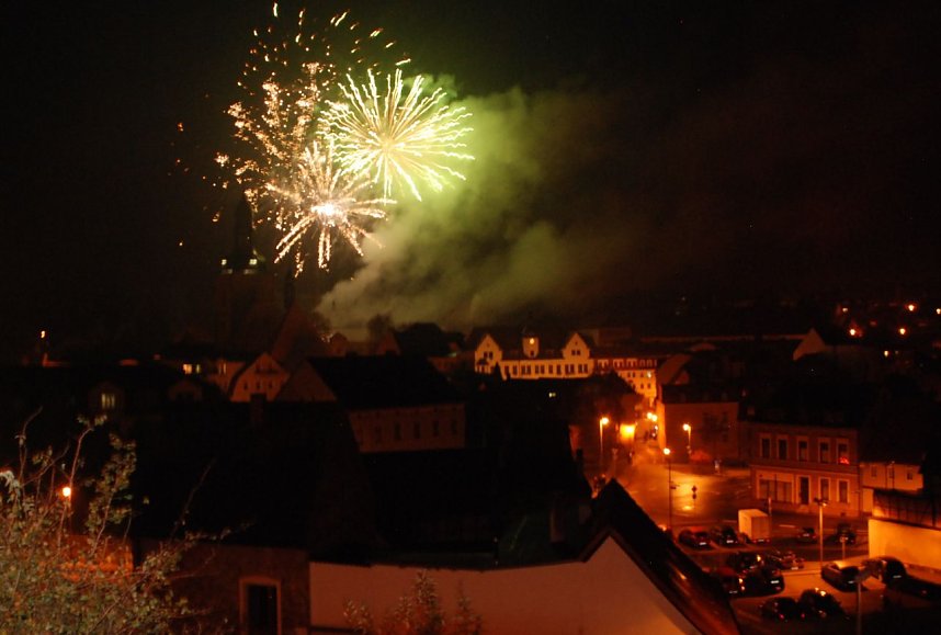 Immer wieder sch&ouml;n anzusehen, bildet es allj&auml;hrlich einen H&ouml;hepunkt des Zwiebelmarktes, nicht aber sein Ende: das Feuerwerk, das sonnabends kurz vor Mitternacht abgebrannt wird.