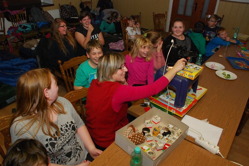 Die Schatzinsel in Lichtbildern und Texten, eine spannende Sache. Oder doch eher eine spa&szlig;ige? Gleich wie: Die Kinder und Jugendlichen der Feuerwehren Rothenschirmbach und Hornburg hatten viel Spa&szlig; in der gestrigen Lesenacht.