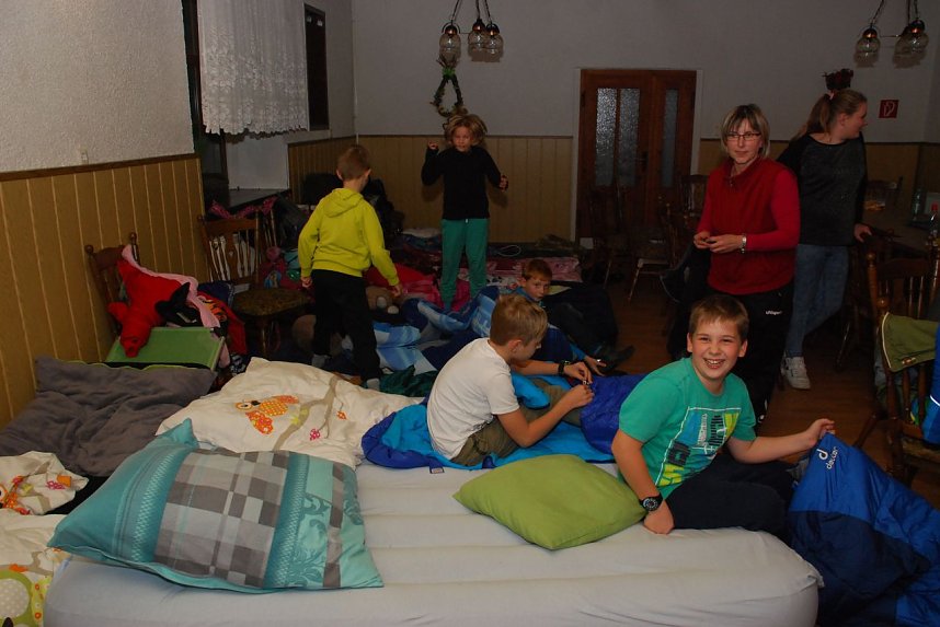 Hier werden Erlebnisse ausgetauscht, Witze erz&auml;hlt, Spr&uuml;nge gewagt � und irgendwann tief in der Nacht die Augen zugemacht. Abends im Bett durften die Kinder noch einmal kurze Geschichten aus ihren Lieblingsb&uuml;chern vorlesen. Mit jeder Geschichte wurde es ruhiger im Raum� 