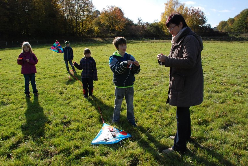 Immer f&uuml;r die Kinder da: Elke Sch&auml;fer, ehrenamtliche Mitarbeiterin in der Leuchte, hilft beim Entwirren und Aufwickeln einer Schnur vor dem n&auml;chsten Drachenflug. 
