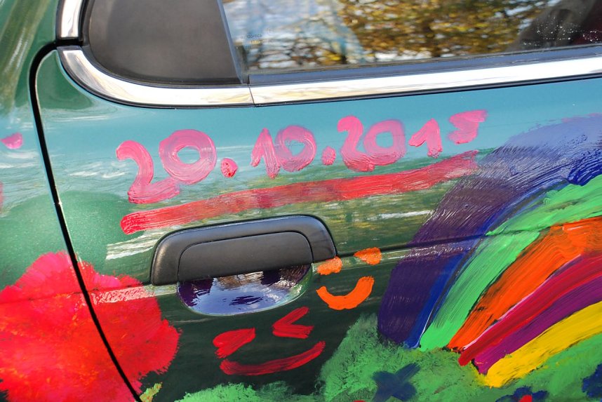Der Tag, an dem das Werk entstand, wurde auf der T&uuml;r verewigt. Die K&uuml;nstler selbst hinterlie&szlig;en ihr Autogramm in aller Bescheidenheit auf der Motorhaube.