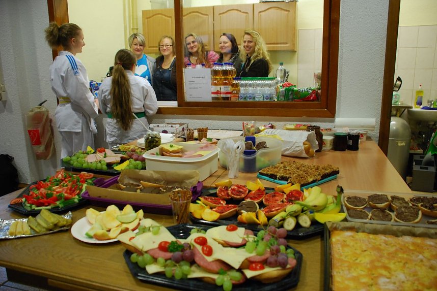 Flei&szlig;ige M&uuml;tter der Budovereinigung k&uuml;mmerten sich um das leibliche Wohl der K&auml;mpfer, Trainer und Betreuer.  