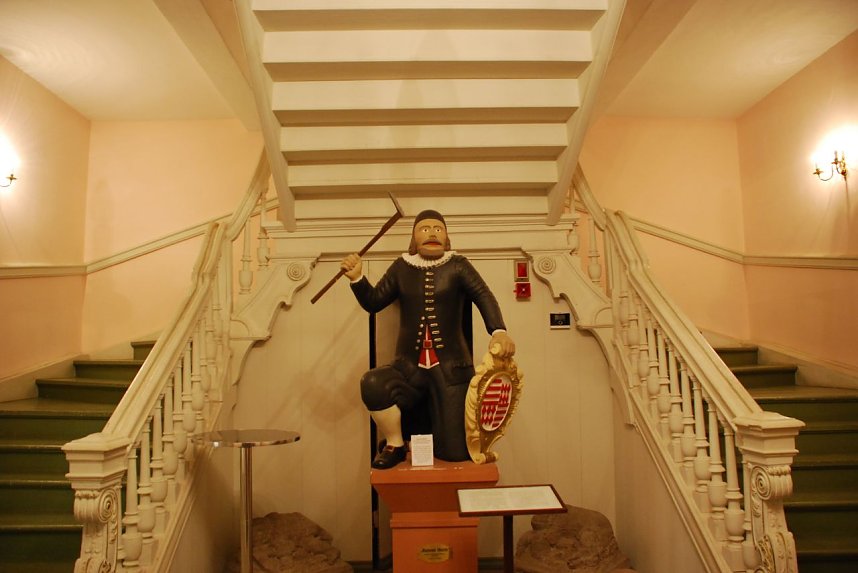 Als Wilhelm von Humboldt und seine sp&auml;tere Frau Caroline von Dacher&ouml;den den barocken Treppenaufgang des Schlosses in Hettstedt-Burg&ouml;rner nutzten, gab es diese um 1590 in Eisleben entstandene Figur bereits, nur nicht hier im Haus: Kamerad Martin, Rechtssymbol der Eisleber Neustadt und Sinnbild des Bergbaus.