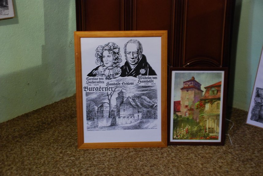 Im Mittelpunkt der Schau mit Grafiken von Hans-Werner Scharf stand das Ehepaar Caroline und Wilhelm von Humboldt sowie deren heute als Museum genutztes Schloss.
