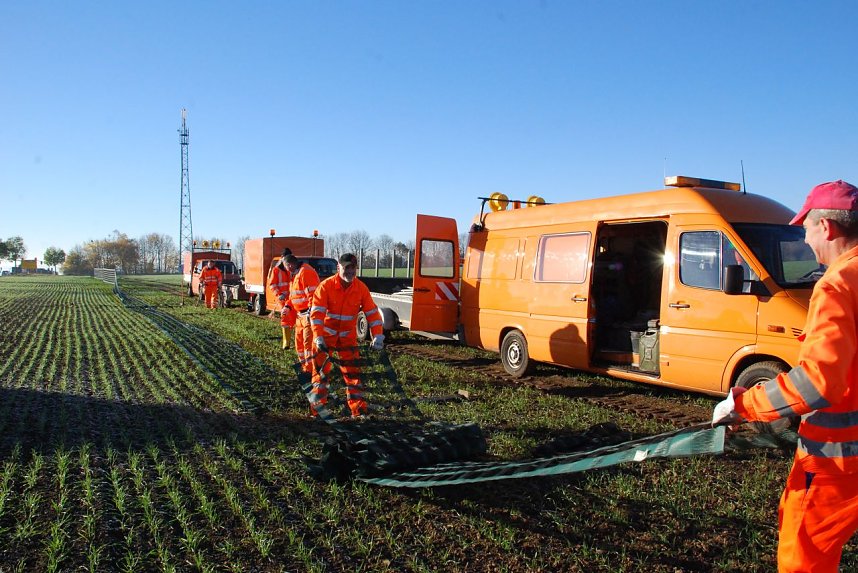 Er ist nur aus Kunststoff, doch zentnerschwer: der Schneezaun. Er wurde heute Vormittag bei Siersleben gesetzt.
