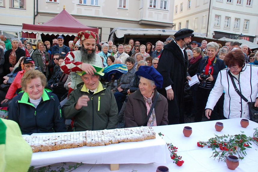 N&auml;rrischer Jost Naumann: Er holte aus dem Publikum G&auml;ste an die Tafel, verpasste der angeglichenen Optik wegen allerdings jedem eine M&uuml;tze.