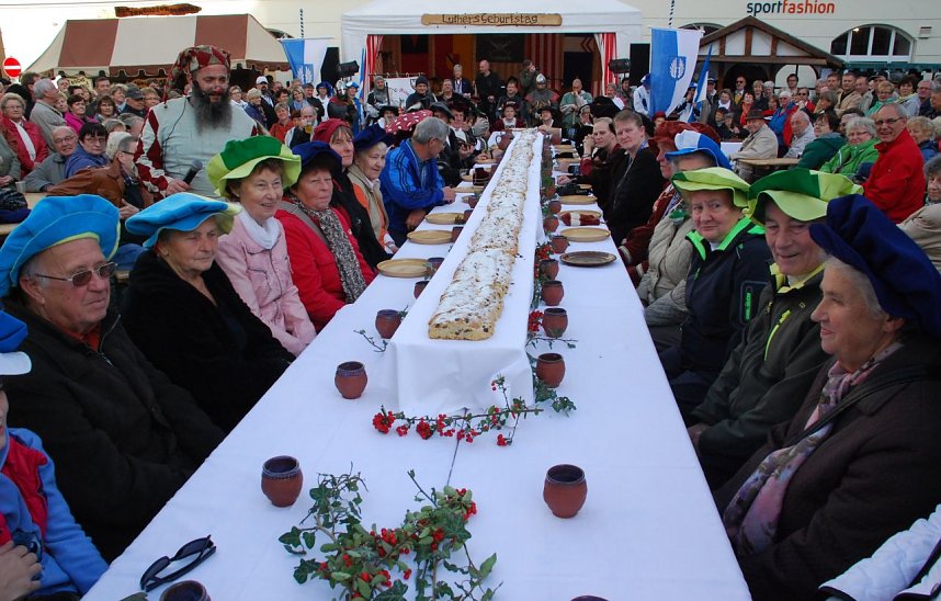 G&auml;ste aus dem Publikum bereichern die Tafel.