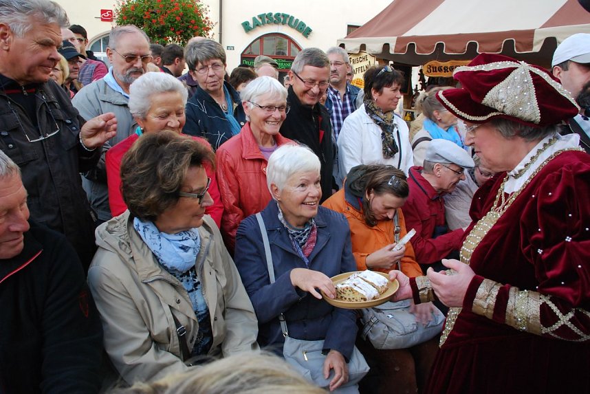 Die kleinen, feinen Erlebnisse am Rande: Mit der Oberb&uuml;rgermeisterin ein Wort erz&auml;hlen und ihr ein St&uuml;ck Stolle abnehmen.
