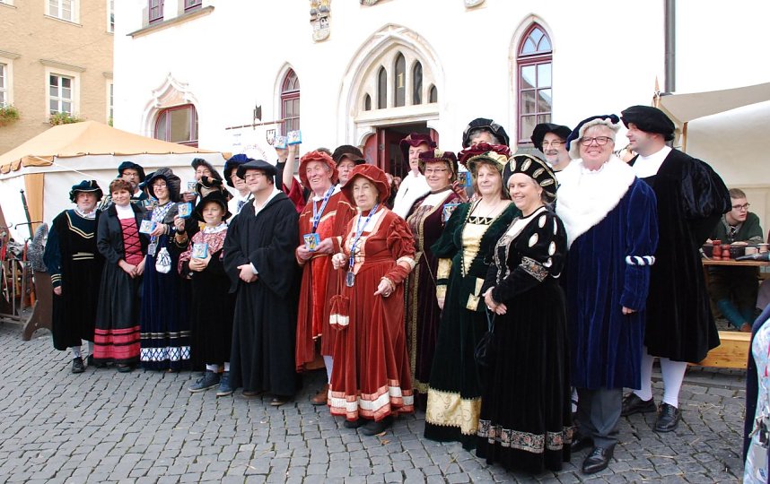 F&uuml;r das Familienalbum: Gruppenbild mit Luthernamenstr&auml;gern und weiteren Geburtstagsg&auml;sten in Eisleben.