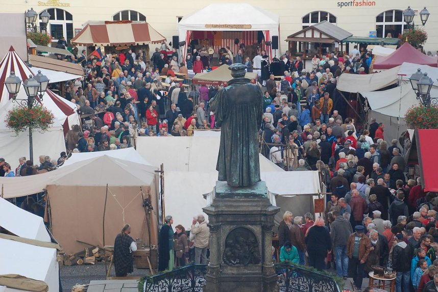 Blick von oben auf die Feier von Martin Luthers 532. Geburtstag, der &uuml;bermorgen, am Dienstag, noch einmal mit Blumen an seinem Denkmal und einem abendlichen Konzert gew&uuml;rdigt wird.