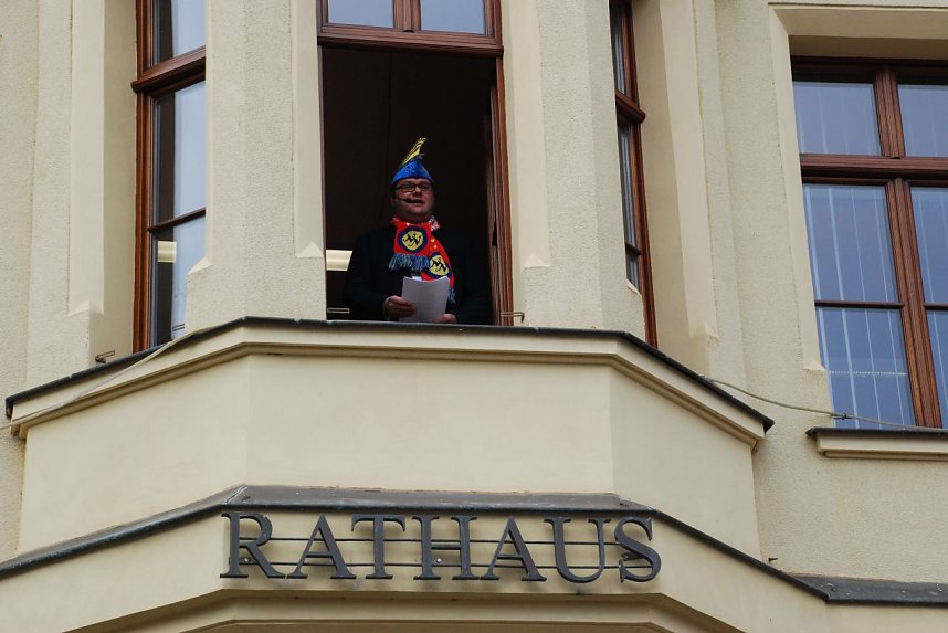 ...und B&uuml;rgermeister Danny Kavalier nach unten.