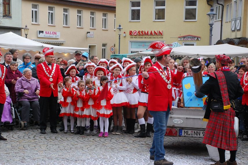 Schwerarbeit f&uuml;r den Kanonier. Er f&uuml;ttert, vorweihnachtlich passend, die Mastga..., Mastkanone. 