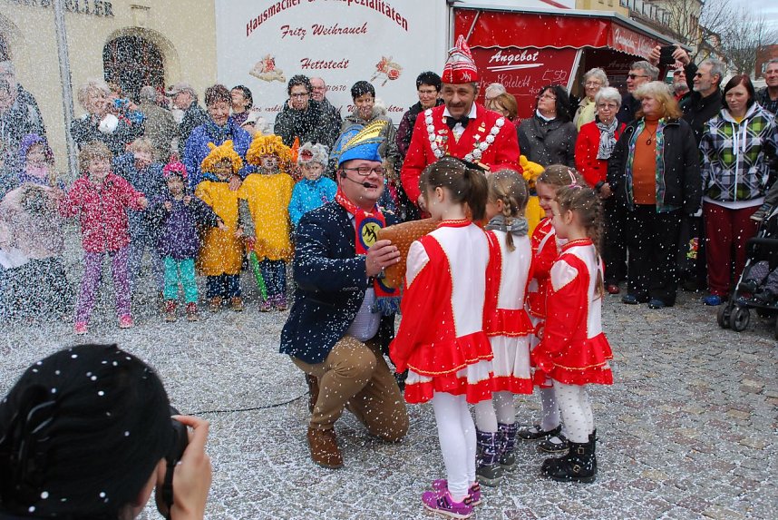 Die Kindergarde erh&auml;lt den nach frischem Brot duftenden Rathausschl&uuml;ssel.