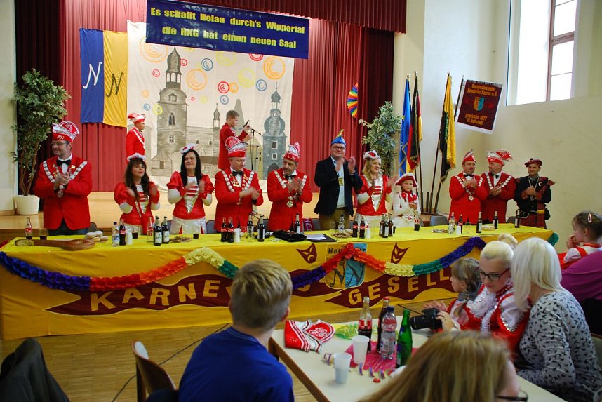 Der Elferrat beim Verabschieden der T&auml;nzerinnen und Begr&uuml;&szlig;en des n&auml;chsten B&uuml;ttenredners.