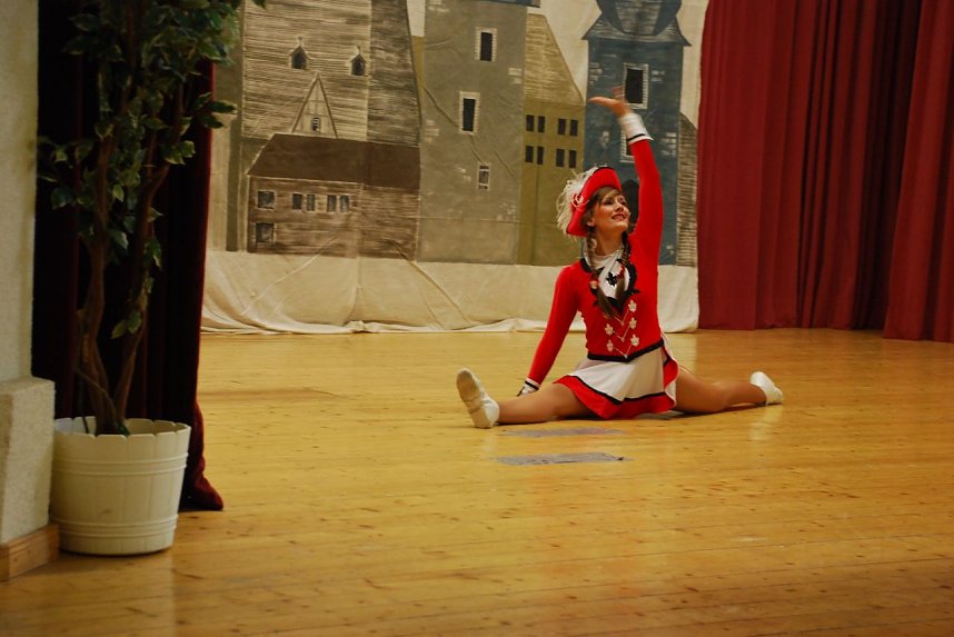 Tanzmariechen Carolin Ermisch legt einen erstklassigen Spagat auf der Rathausb&uuml;hne hin. 
