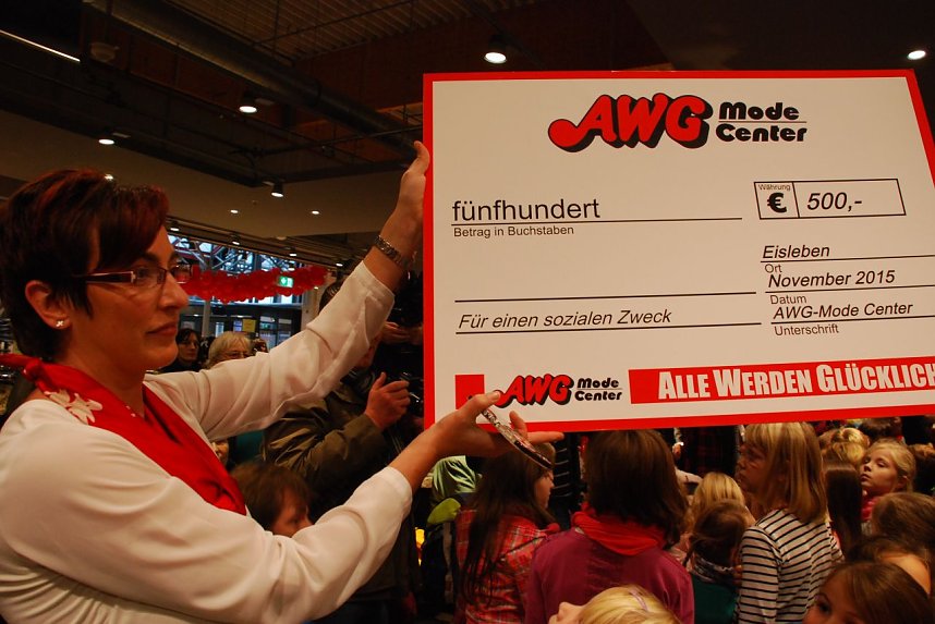 AWG hielt Wort: Antje Przybilski, stellvertretende Filialleiterin, brachte das Versprochene in Form eines &uuml;berdimensionierten Schecks &uuml;ber 500 Euro. 