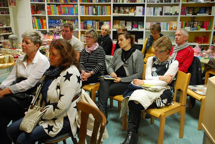 Das Ambiente stimmte perfekt: Umgeben von Literatur aus aller Welt, konnten sich die Besucher der Lesung versenken in ein Buch, das jemand aus der eigenen Region verfasst hat.