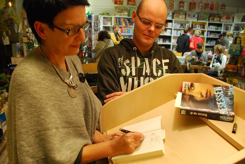 Die richtige Idee f&uuml;r ein Geschenk: Ein Buch, verfasst und signiert von einer erfolgreichen Autorin aus der Heimat. Andr&eacute; Kosig will dieses Buch einer Freundin schenken.